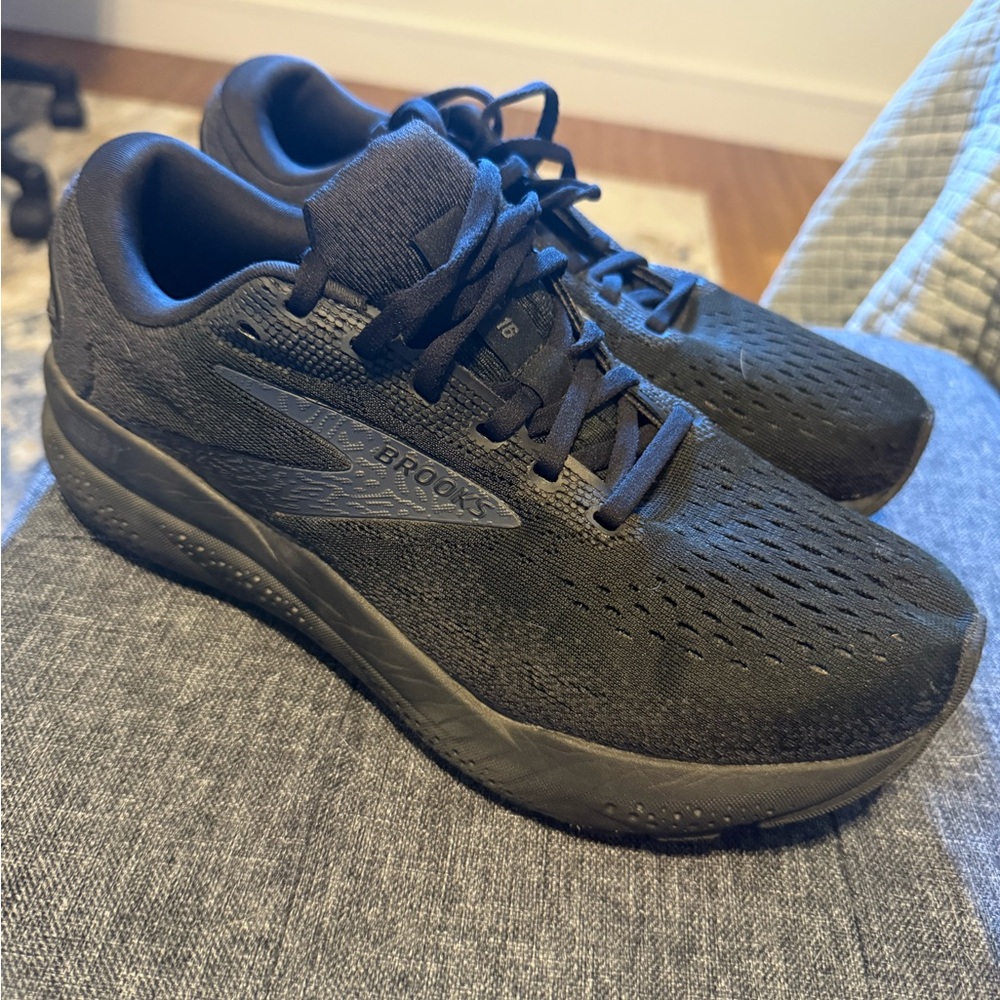 Brooks Black Ghost 16 Running Shoes